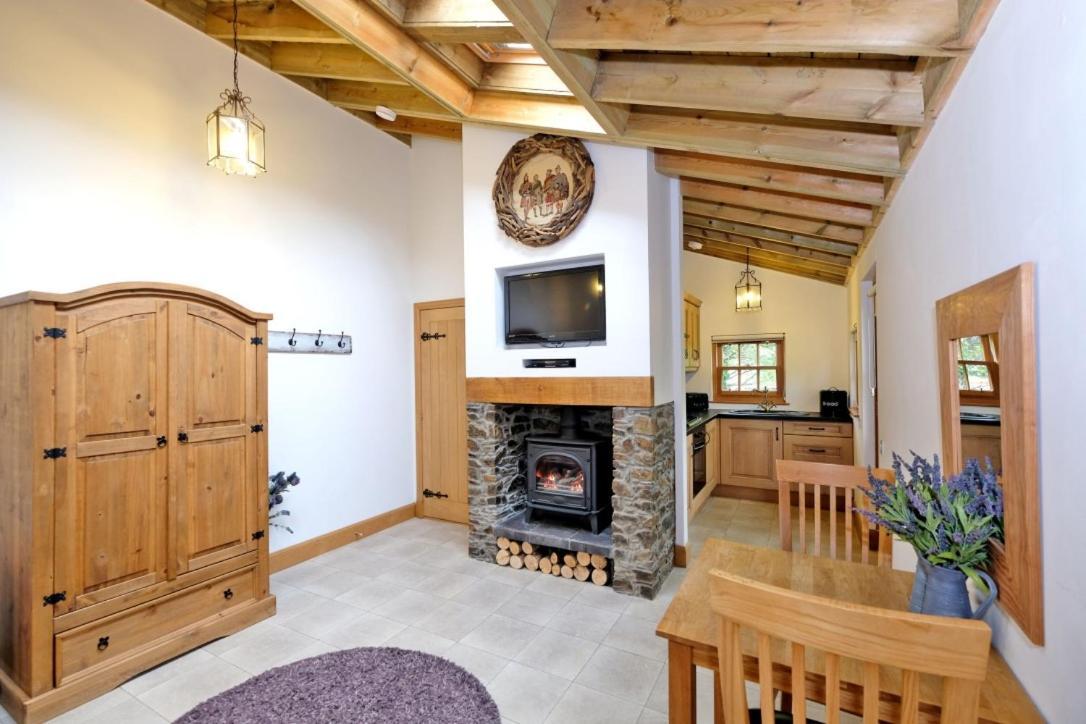 Entire Unique Tiny House - Moss Cabin Banff Exterior foto